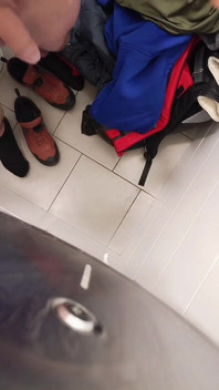 Szarpanie kutasa w publicznej toalecie