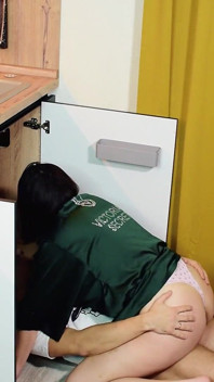 Vreemdgaande vrouw vroeg de loodgieter om haar lek te herstellen terwijl haar man aan het werk was