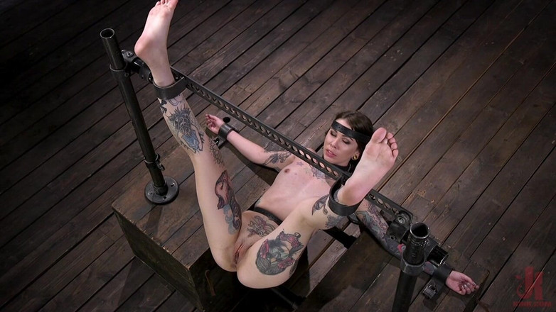 Kink: Боляча повія Krysta Kaos спустошена в металевому бондажі