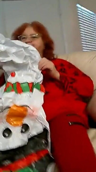 Grandota madura pelirroja enfermera Vicki mama hombre de nieve inflable para tis