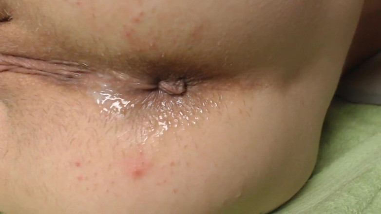 Miodelka: Sexy teen rossa gioca con il suo buco del culo...