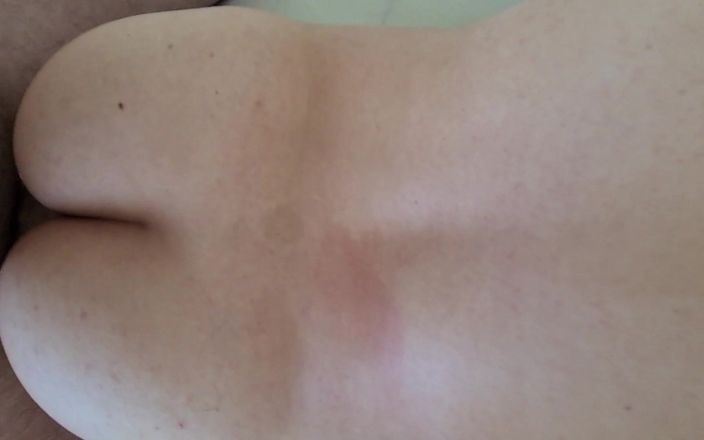 Testicarl: Vreemdgaande milf-vrouw wordt langs achteren geneukt en krijgt een cumshot...