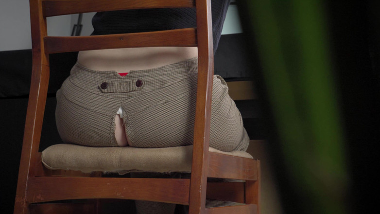 Teasecombo 4K: 찢어진 바지를 입고 일하는 비서를 엿보기