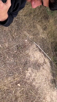 Дівчина, я розважаюся зі своїм другом у полі. Вони зловлять нас?