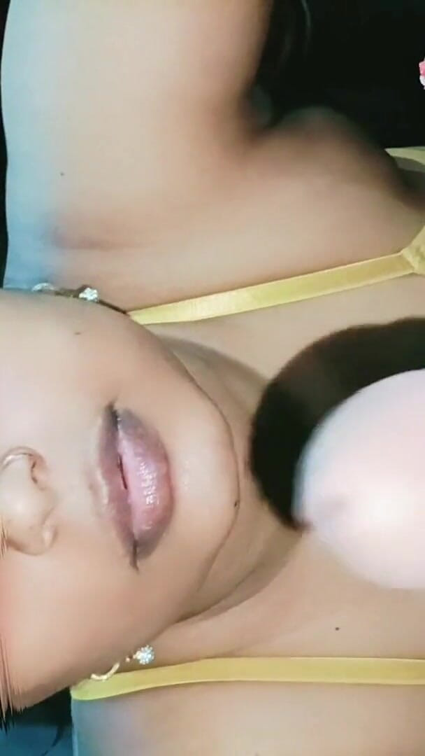 Sexy_girl_nehu: Prsatá bhabhi mi nepřetržitě sála ptáka a najednou jsem se...