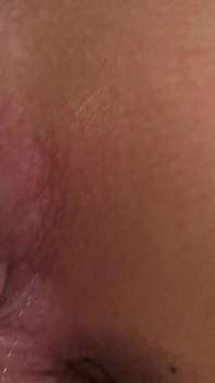 112 - 01 babe neukt voor creampie