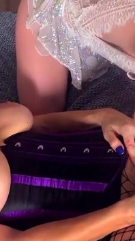 Sunny lane menggoda memek vicky vette dengan dildo ukuran raksasa!