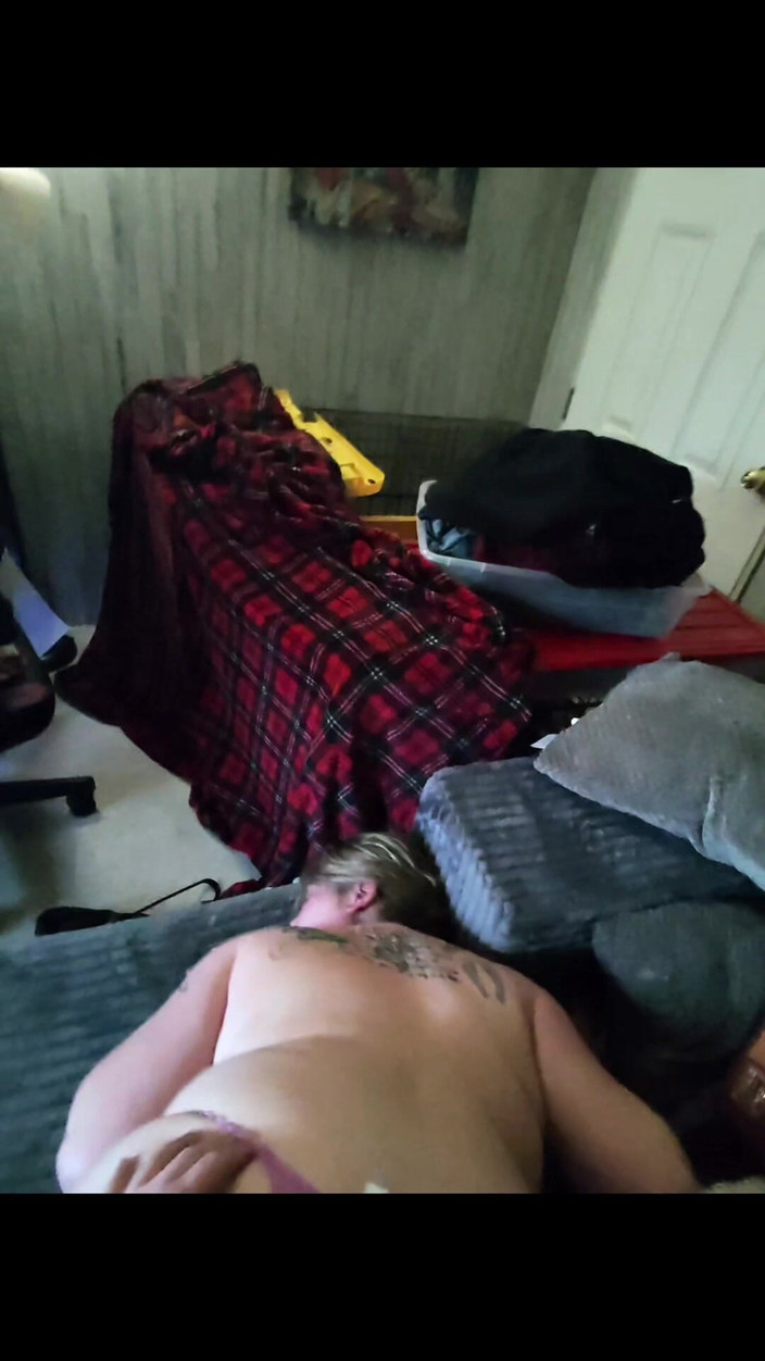 Mrs Awesome: Akşam yemeğinden önce amcığımı siktiriyorum.