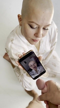 Cumtribute kel kız sonra telefonunu temiziyor