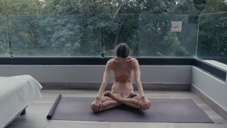 Gina Gerson: Yoga Bogel di Balkoni