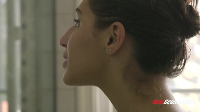 New Sensations: Abella encaja en el papel de esposa perfecta