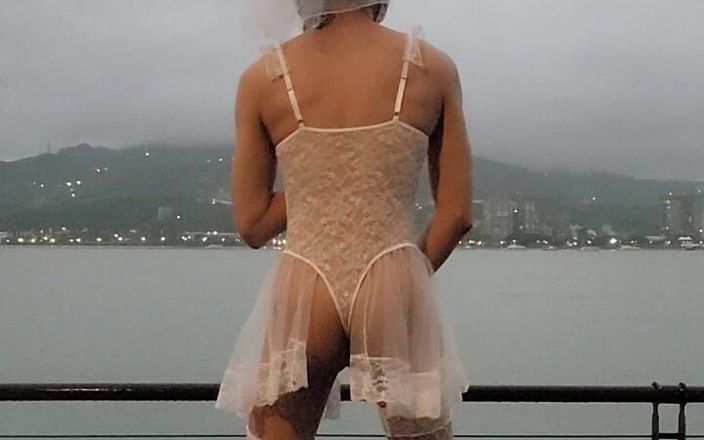 NotAFuta: Novia exhibicionista se corre en la calle