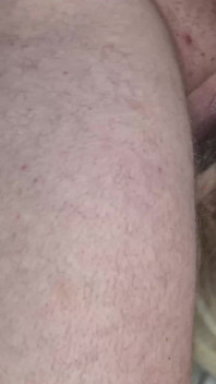 セクシーな妻はチンポをしゃぶったり、金玉を舐めたりするのが大好きです
