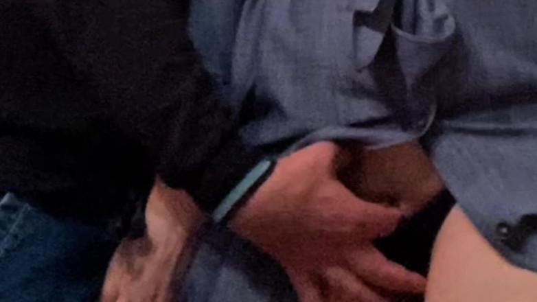 Niki studio: Yabancı metroda işe gitmeden önce azgın orta yaşlı seksi kadını parmaklıyor