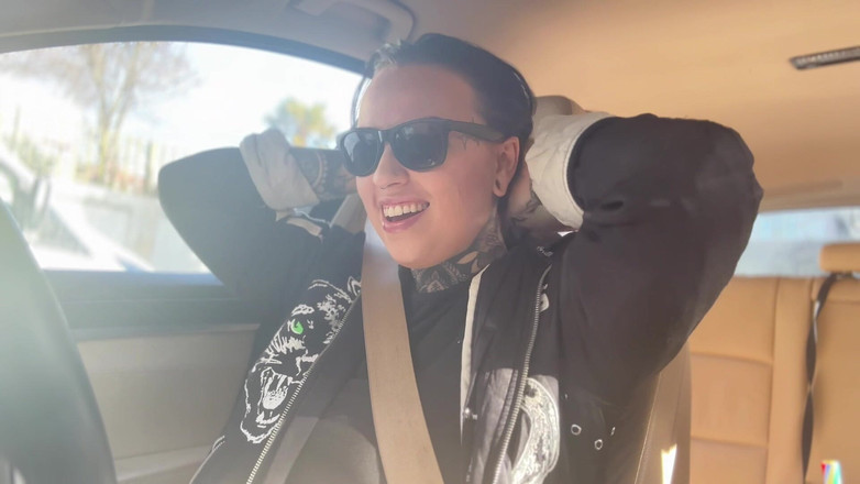 Miss Valentina: Fetiș ciudat cu centuri de centuri