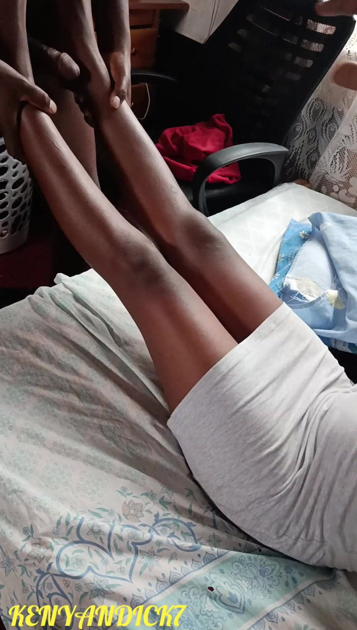 Kenyan Dick7: Morgenruhm, fickende zierliche schokoladen-dame mit behaarter muschi, während sie zum...