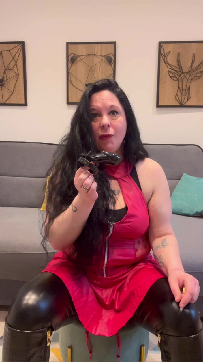 Maitresse Clara: 被条件反射地关在贞笼中