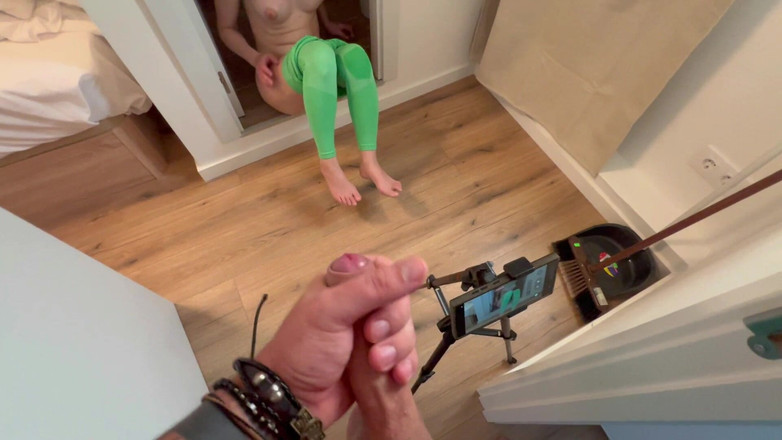 LaraRussian Doll: Šťastlivec masturbuje, zatímco jeho přítelkyně natáčí porno videa!!