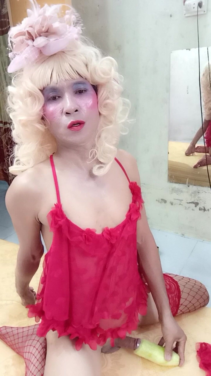 nguyen dang thien tri: Oanh le transgender trägt suggestive kleider, um mit rohrstock zu...