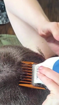 Goth Punk scheert haar hoofd