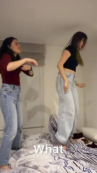 Nos Divertimos Jugando En La Cama a Saltar