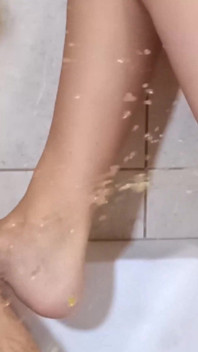 Mijn vrouw maak haar kont schoon voor anale seks. Ep 24911