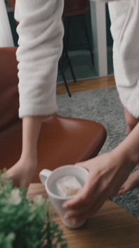 침대에서 전화하는 동안 새 새 새 엄마를 따먹는 배다른 아들의 친구