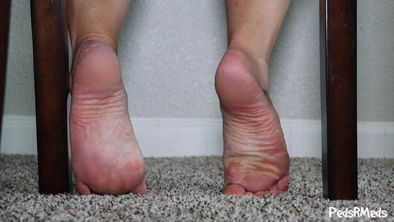 PedsRMeds: Kaki manis ini terdedah tapak kaki di bawah kerusi