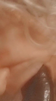 La milf ciuccia il dildo