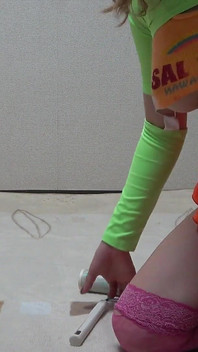 Gadis jepang dengan rok mini dan celana dalam g-string lagi bersih-bersih di kamarnya