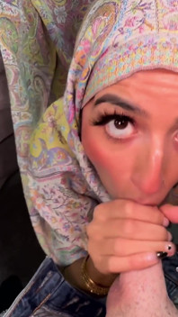Aaliyah, hijabi, exhibe sa lingerie et reçoit un facial énorme