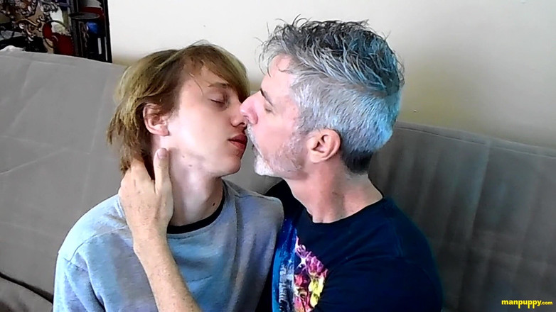 Man Puppy: Hete homo zoenen met Elis