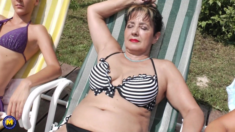 Mature NL: Fantastische lesbenorgie im freien in der nähe des swimmingpools
