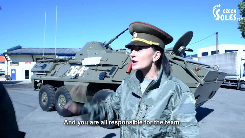 Czech Soles - foot fetish content: Perundungan di tentara - 3 gadis vs satu pria