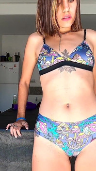 Geile latina masturbiert mit einem vibrator