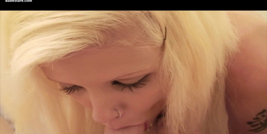 Babe Stare: Awek blonde Satine menghisap zakar besar