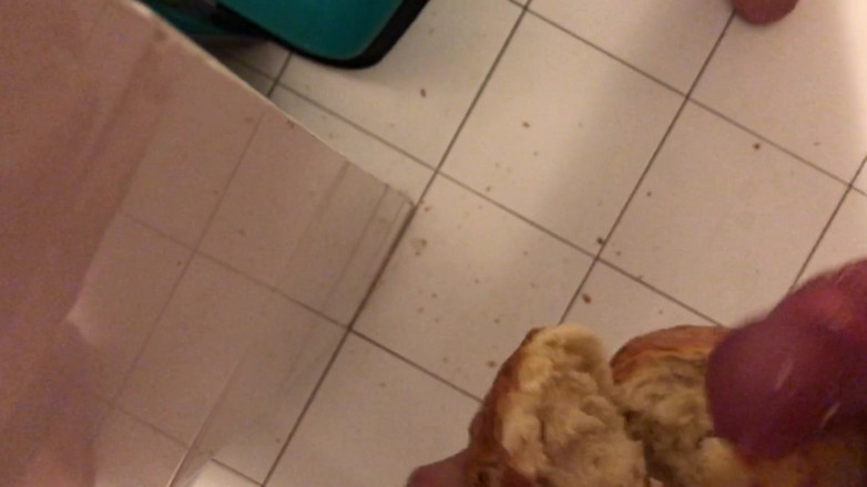 Francesco Spinozzi: Làm tình với bánh mì xuất tinh
