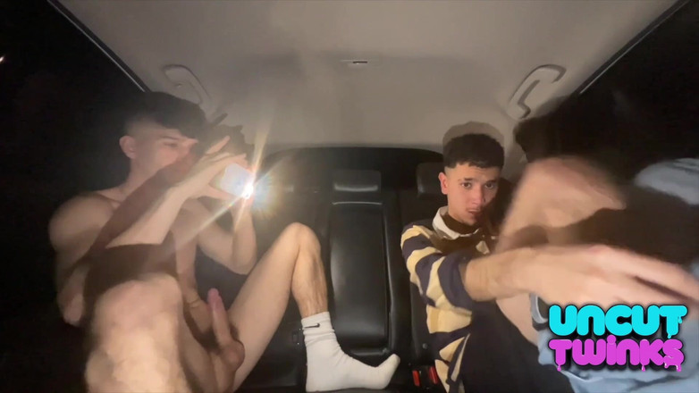 UncutTwinks: 2 необрізані твінки трахаються на відкритому повітрі, публічна дія Джей Магнус