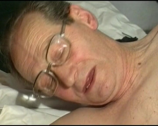 German's Fetish: Yaşlı adam Alman sürtük tarafından götüne sikiliyor