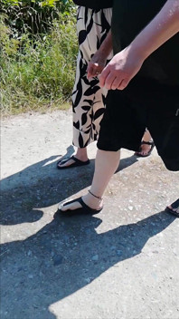 Birkenstocks'ta nylonjunge ile yürüyüş