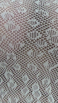 Maturazione da sola in abito bianco