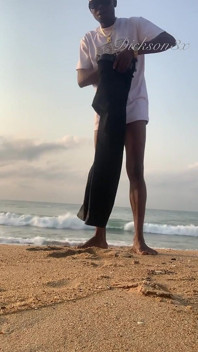Todavía en la playa pasando un buen rato solo