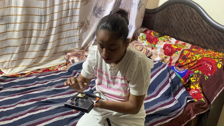 18 year old Indian: Indická 18letá teenagerka má žhavý sex se svým nevlastním otcem