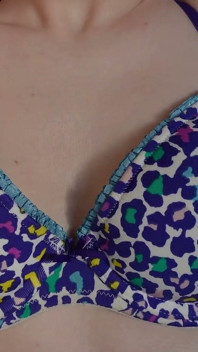 Jeu De Branlettes Avec Serrer, Sucer Et Masser Mes Petits Seins