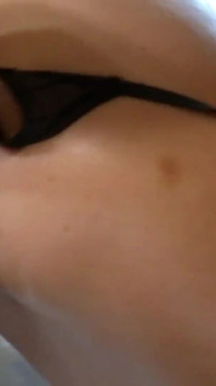 La ragazza formosa viene compiaca con una doppia scopata a tre