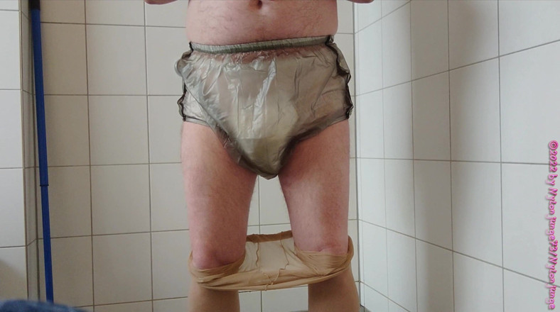 Carmen_Nylonjunge: Nylonjunge Incontinence Test 1