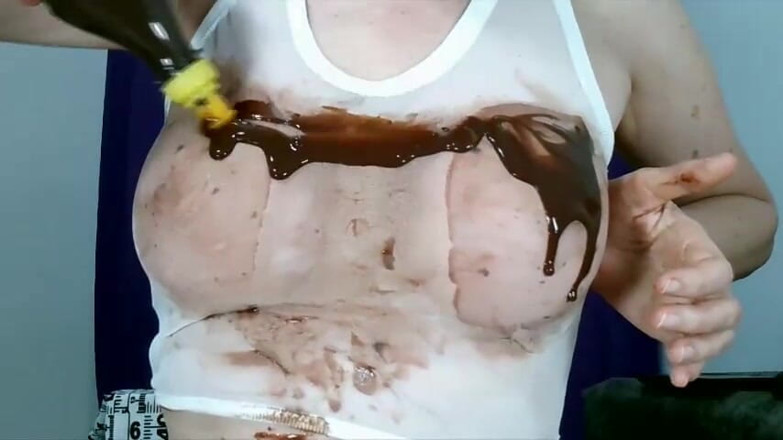 Brazilian_Miss: चॉकलेट के साथ गीले स्तन, स्तन और निपल्स