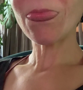 Queen-Lucy: 在这些温暖的日子里，我们需要确保我们保持凉爽和水分，老实说我没有想象这个冰冻只不过是一块冰