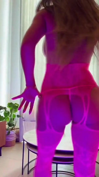 Sudut pandangan pertama blowjob dalam lampu Neon dari bintang lucah Latina Mianins