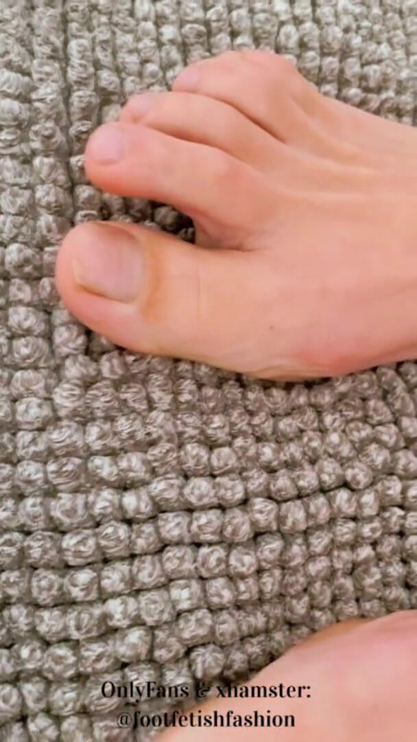 FootFetishFashion: Üvey kız kardeşimin ayaklarına bayılıyorum